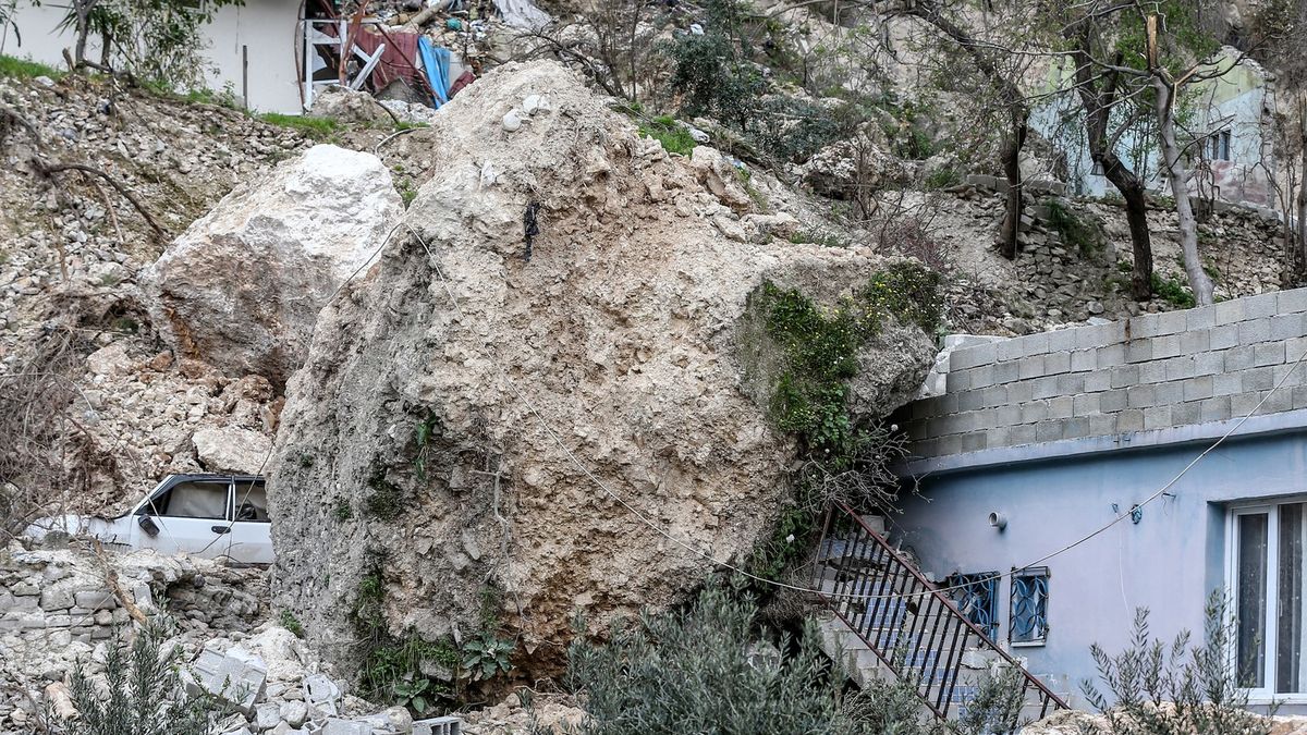 Fotky: Zemětřesení jejich domy ustály. Pak se utrhl kus hory